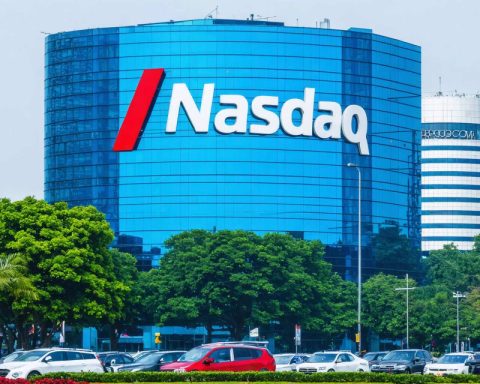 Why Savvy Investors Are Eyeing Broadcom Despite a Tumultuous Nasdaq